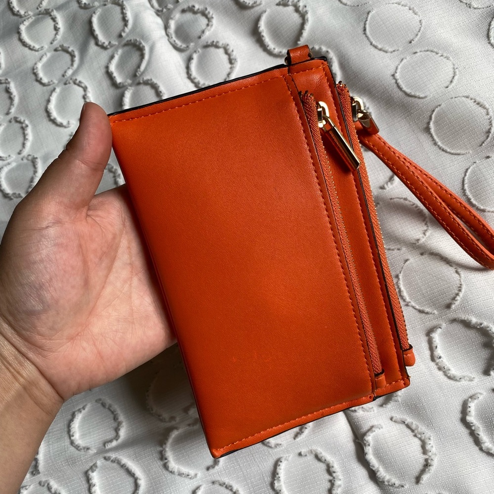 A NEW DAY target woman’s wallet
